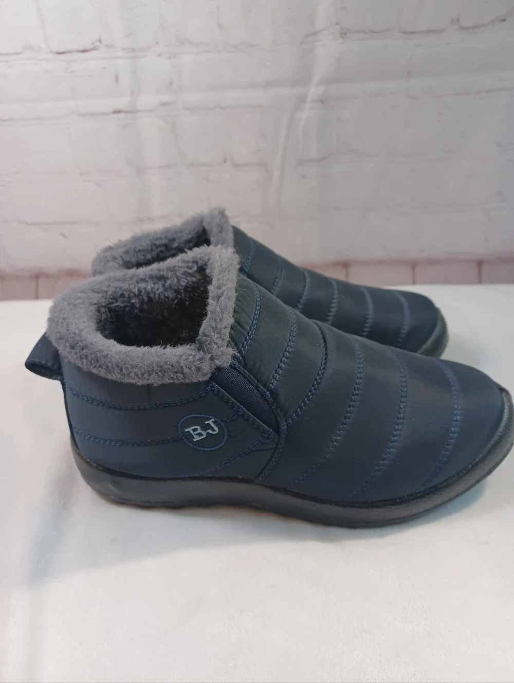 bj women's navy gray quilted faux fur lined winter ankle boots size 9M 40